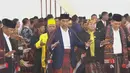 Presiden Joko Widodo menari Tortor saat acara adat pernikahan Kahiyang Ayu dan Bobby Nasution di Bukit Hijau Regency Taman Setia Budi (BHR Tasbi), Medan, Sabtu (24/11). (Liputan6.com/Vidio)