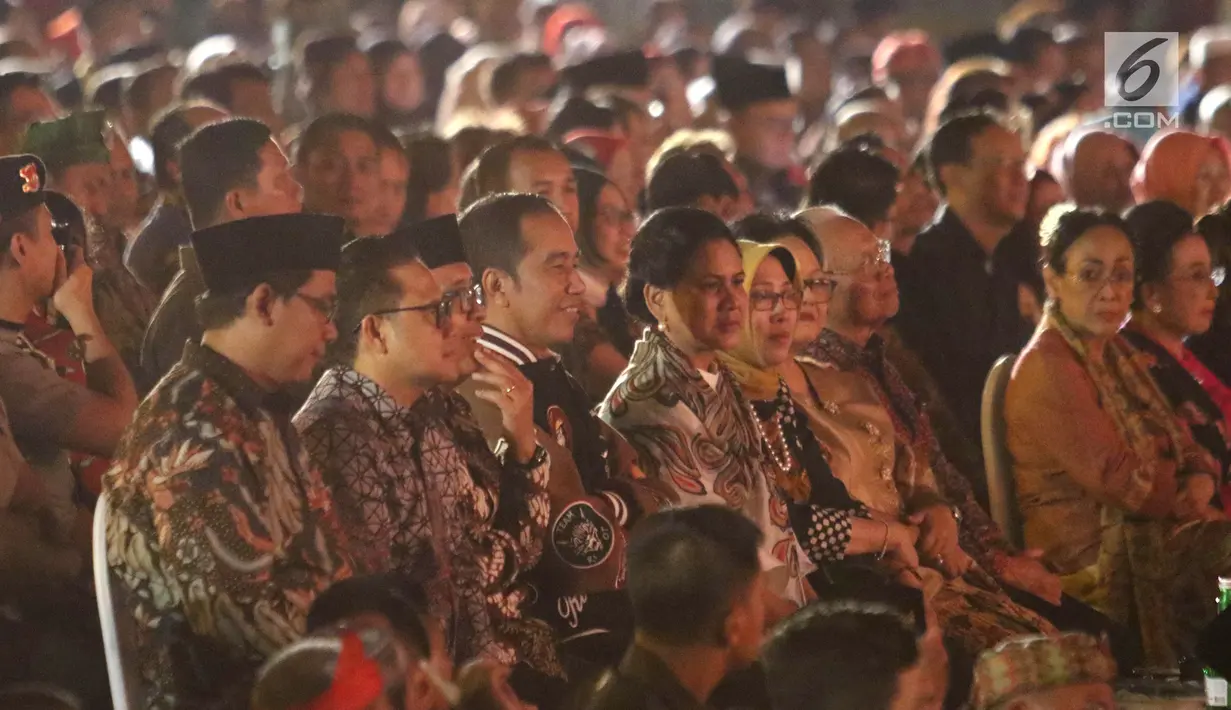 Presiden Joko Widodo (Jokowi) didampingi Iriana Jokowi menyaksikan Pagelaran Wayang Kulit 74 Tahun Indonesia Merdeka di halaman depan Istana Merdeka, Jakarta, Jumat (2/8/2019). Pagelaran wayang dengan dalang Ki Mantep Sudarsono mengangkat tema "Kresno Jumeneng Ratu” (Liputan6.com/Angga Yuniar)