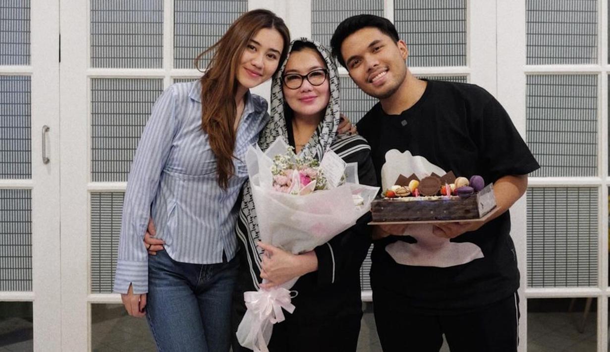 <p>Diabadikan melalui Instagram Story-nya, Reza Artamevia terkejut mendapati anak, calon menantu, dan lainnya masuk ke rumah saat dirinya sedang asyik menonton tv sendirian. Aaliyah dan saudara-saudaranya langsung menyanyikan lagu selamat ulang tahun sambil membawa kue dengan lilin yang menyala. (Liputan6.com/IG/@rezaartameviaofficial)</p>