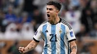 Paulo Dybala memang bukanlah pilihan utama di skuad Timnas Argentina lantaran kalah bersaing dengan Julian Alvarez dan Lautaro Martinez. Namun, pemain AS Roma itu berhasil mencetak gol dalam adu penalti melawan Prancis. (AFP/Kirill Kudryavtsev)
