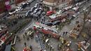 Petugas pemadam kebakaran bekerja di luar gedung apartemen setelah kebakaran di Bronx, New York, Amerika Serikat, 9 Januari 2022. Menurut Komisaris FDNY Daniel Nigro, mayoritas korban tewas karena menghirup asap yang parah. (AP Photo/Yuki Iwamura)