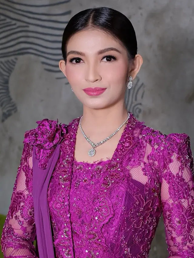 Gaya Elegan Selvi Ananda saat Tedak Siten Anak Erina Gudono. [@antoniusanungmakeup]