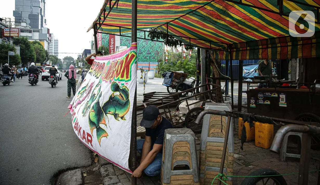 Pedagang kaki lima (PKL) mempersiapkan lapak dagangan di Jalan Sabang atau H Agus Salim, Jakarta, Jumat (27/8/2021). Menko Bidang Perekonomian Airlangga Hartarto mengatakan pemerintah sedang mempersiapkan satu juta PKL untuk mendapatkan bantuan tunai senilai Rp1 juta. (Liputan6com/Faizal Fanani)