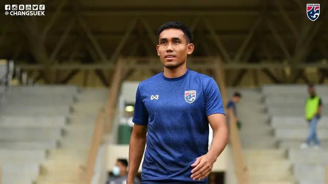 6 Potret Teerasil Dangda, Striker Thailand yang Sekilas Mirip Naga ADA Band