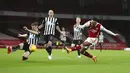 Striker Arsenal, Pierre-Emerick Aubameyang, mencetak gol ke gawang Newcastle United pada laga Liga Inggris di Stadion Emirates, Senin (18/1/2021). Arsenal menang dengan skor 3-0. (Catherine Ivill/Pool via AP)
