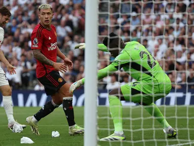 Reaksi pemain Manchester United, Lisandro Martinez saat melakukan gol bunuh diri ke gawangnya sendiri pada laga pekan kedua Liga Inggris 2023/2024 melawan Tottenham Hotspur di Tottenham Hotspur Stadium, London, Inggris, Minggu (20/08/2023) WIB. (AFP/Adrian Dennis)
