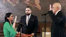 Foto yang dirilis oleh kantor pers Istana Miraflores ini menunjukkan Wakil Presiden Venezuela Delcy Rodriguez (kiri) mengucapkan sumpah sebagai Presiden sementara Venezuela di hadapan Ketua Majelis Nasional Venezuela Jorge Rodriguez (kanan) dan Wakil Nicolas Maduro Guerra (tengah) selama sidang Majelis Nasional di Caracas pada 5 Januari 2026. Parlemen Venezuela melantik Delcy Rodriguez sebagai presiden sementara pada 5 Januari 2026. (Foto oleh Marcelo Garcia/Kantor Pers Miraflores/AFP)