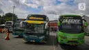 Sekitar 2.846 bus disiapkan Dishub Jakarta di empat terminal utama sebagai angkutan sepanjang libur Nataru 2024/2025. Bus tersebut berasal dari layanan perusahaan angkutan atau otobus. (Liputan6.com/Angga Yuniar)