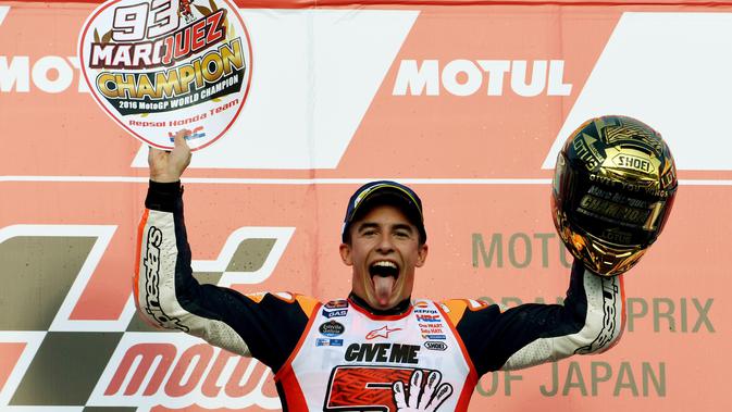 Marc Marquez kala naik ke podium MotoGP Jepang di Sirkuit Motegi, Jepang 2016. (AFP/Toshifumi Kitamura)