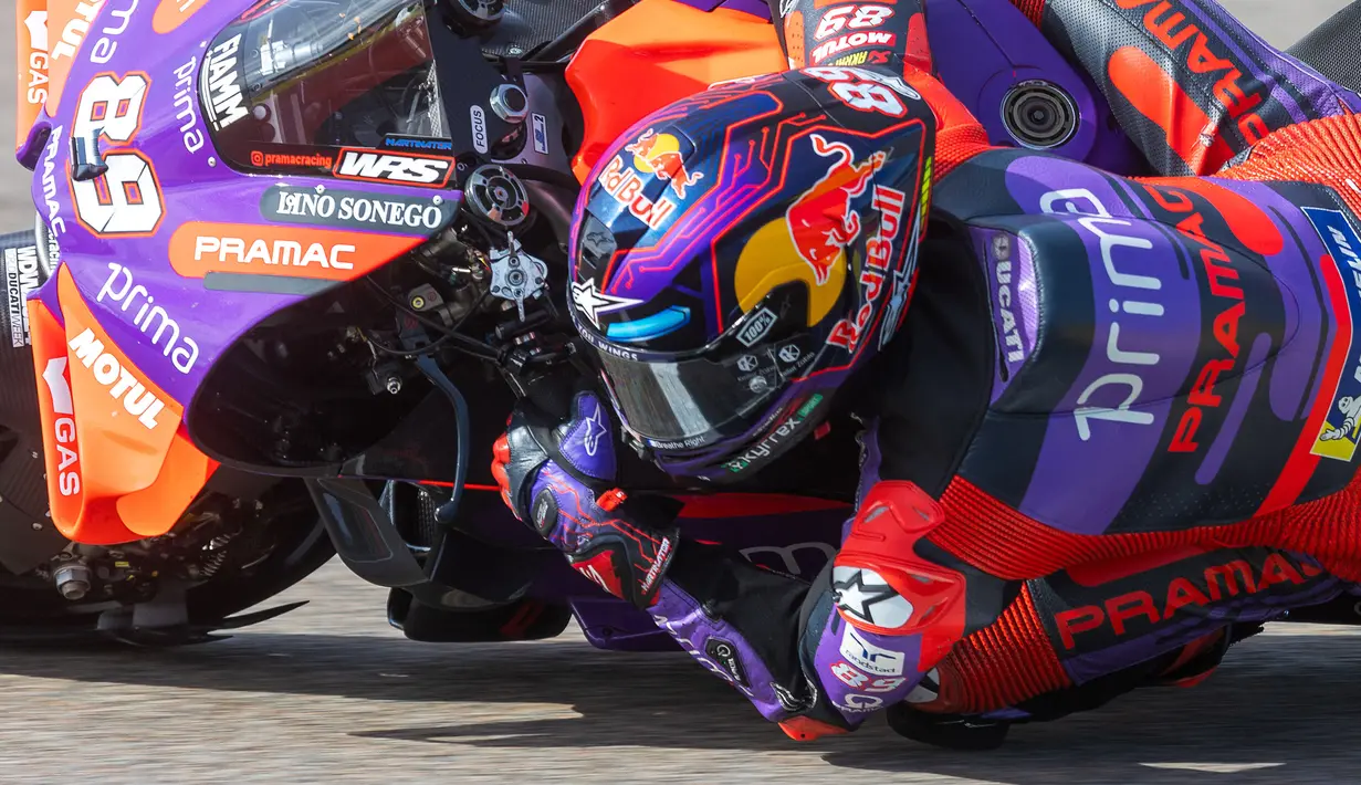 Pembalap Prima Pramac Racing Jorge Martin mengendarai motornya pada MotoGP Jerman 2024 yang berlangsung di Sirkuit Sachsenring, Jerman, Minggu (7/7/2024) waktu setempat.  (AFP/Radek Mika)