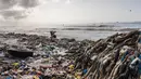 Tumpukan sampah di sebuah pantai di pinggiran Dakar, Senegal (13/9/2020). Karena sampah yang terbawa gelombang laut dan curah hujan selama musim hujan telah mencemari pantai. (Xinhua/Louis Denga)