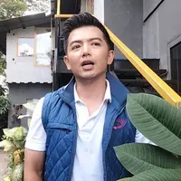 "Sebagai orang tua bisa melihat mana yang bercanda, mana yang benar-benar minta. Waktu itu udah yang kayak, 'ayo dong, cari lagi'. Cuma aku prioritas utamanya membesarkan dan jadi orang tua yang baik buat anak, itu aja dulu," jelasnya. [Kapanlagi/Fikri Alfi Rosyadi]