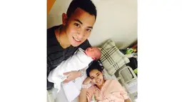  Poppy Bunga dan suaminya tampak berfoto selfie bersama bayi mungilnya (Istimewa: Muhamad Fattah Riphat) 