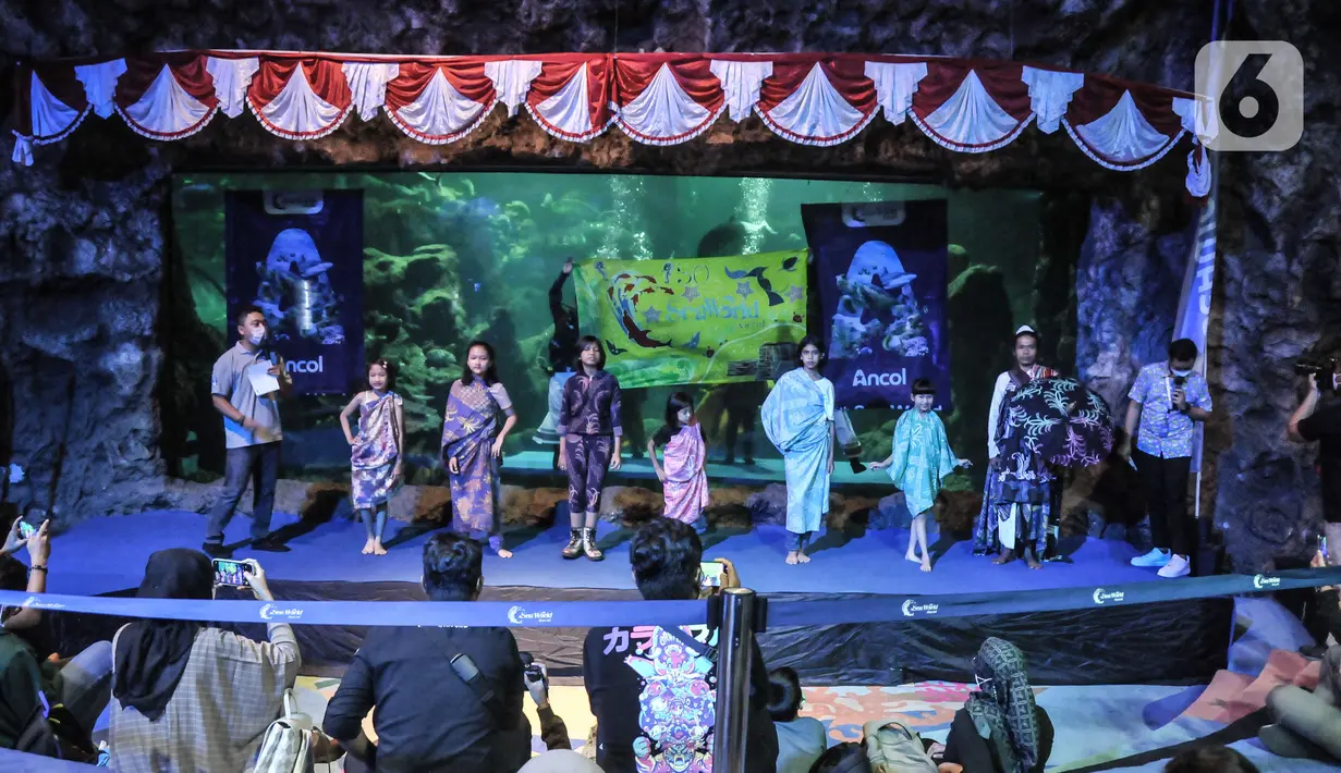 Anak-anak berjalan di catwalk saat peragaan busana batik di Sea World Ancol, Jakarta Utara, Rabu (28/9/2022). Sea World Ancol menggelar pertunjukkan bertajuk "Pekan Kolaborasi Budaya dan Sejarah" untuk menyambut peringatan Hari Batik Nasional Tahun 2022 yang akan berlangsung pada tanggal 1-9 Oktober 2022 dengan menampilkan fashion show, tarian tradisional serta atraksi bawah air. (merdeka.com/Iqbal S. Nugroho)