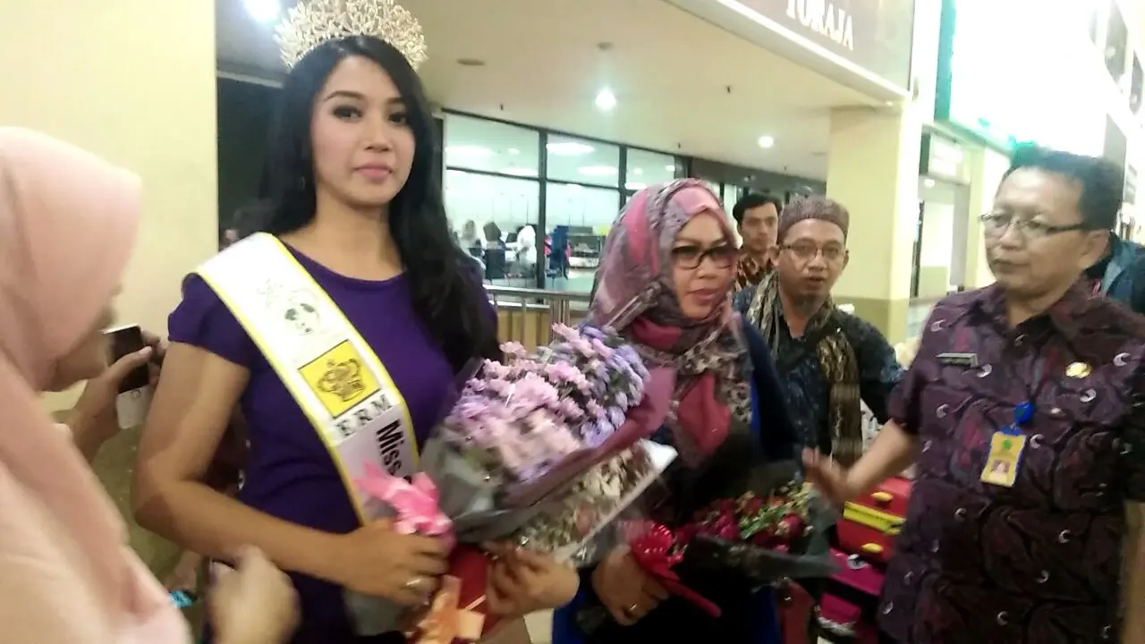 Revindia Carina sukses memborong penghargaan di ajang Miss Global Beauty Queen, Seoul.