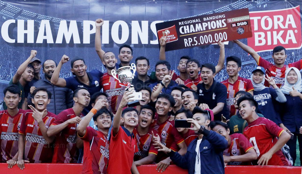 Para pemain UPI foto bersama usai menjuarai Torabika Campus Cup 2017 di Gor Jati Padjajaran, Jatinangor, Kamis (28/9/2017). UPI menang adu penalti atas Unigal. (Bola.com/M Iqbal Ichsan)