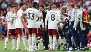 Manajer Arsenal asal Spanyol, Mikel Arteta (tengah), berbicara dengan para pemainnya saat jeda pertandingan&nbsp;Premier League antara Liverpool dan Arsenal di Anfield, Liverpool, Inggris barat laut, pada 31 Agustus 2025. (Darren Staples/AFP)