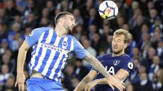 Duel Pemain Brighton, Shane Duffy (kiri) dan pemain Tottenham Hotspur, Harry Kane pada lanjutan Premier League di AMEX Stadium, Brighton, (17/4/2018). Tottenham bermain imbang 1-1 lawan Brighton. (Gareth Fuller/PA via AP)