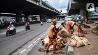 Petugas penanganan prasarana dan sarana umum (PPSU) Kelurahan Cipinang Besar Selatan saat menyelesaikan pembuatan taman di Jalan DI Panjaitan, Jakarta Timur, Rabu (14/12/2022). Aturan pembatasan usia maksimal Penyedia Jasa Lainnya Perorangan (PJLP) DKI Jakarta tertuang dalam Keputusan Gubernur (Kepgub) Nomor 1095 Tahun 2022 tentang Pedoman Pengendalian Penggunaan Penyedia Jasa Lainnya Perorangan di Lingkungan Pemerintah Provinsi Daerah Khusus Ibu Kota Jakarta. (merdeka.com/Iqbal S. Nugroho)