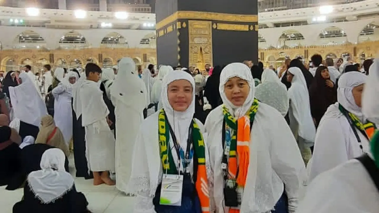 Potret Siti Rochmah Yuni Astuti alias Mak e Ketut Sanjaya bersama anak perempuannya Aisyah Bella Indriani saat menjalankan ibadah umroh di tanah suci. (Liputan6.com/Ahmad Adirin)