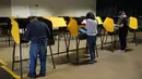 Para pemilih terlihat di tempat pemungutan suara di Arcadia, California, Amerika Serikat (AS), 3 November 2020. Pemungutan suara pada Hari Pemilihan berlangsung di seluruh AS di tengah pandemi COVID-19 yang berkecamuk dan perpecahan politik yang semakin dalam. (Xinhua/Zeng Hui)