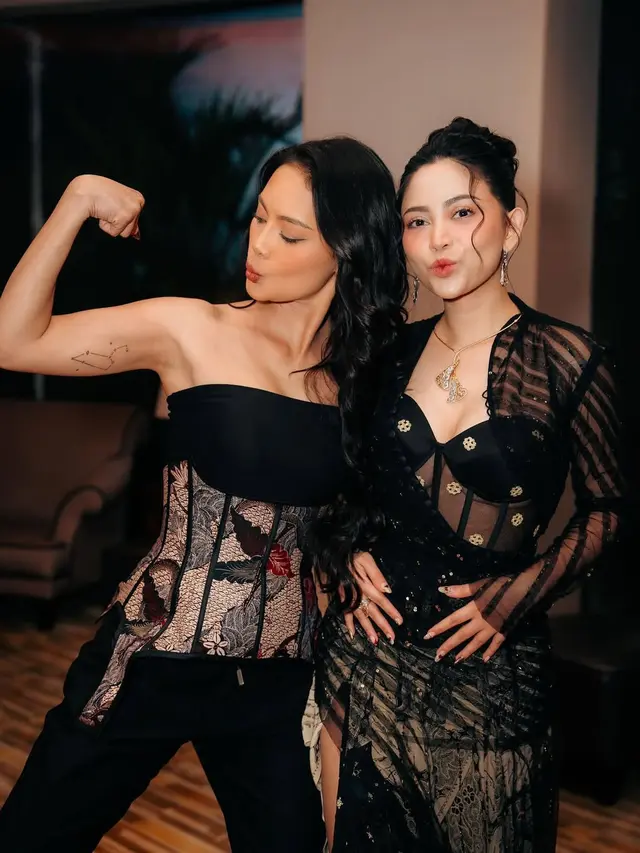 Bestie Goals, Gaya Kompak Monokrom Fuji An dan Erika Carlina Dukung Film Terbaru Rachel Vennya