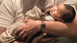Imutnya Arthur tidur dipelukan ayah yang bikin netizen iri. Tak kalah dengan ayahnya, Arthur juga memiliki akun instagram sendiri. (Liputan6.com/IG/@arnoldpo)