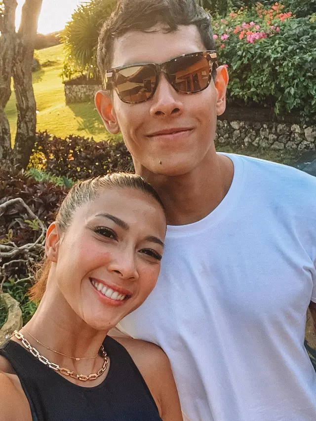 Rayakan 9 Tahun Pernikahan, Ini 7 Potret Mesra Andrea Dian dan Ganindra Bimo