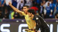 Penyerang Al Nassr Cristiano Ronaldo bereaksi di samping kiper Al Hilal Yassine Bounou pada pertandingan Liga Arab Saudi di Stadion Internasional King Fahd, Riyadh, Sabtu (02/12/2023) dini hari WIB. (Fayez NURELDINE / AFP)