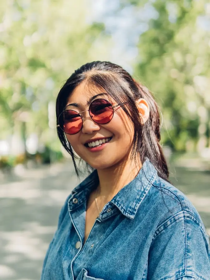 tersenyum cantik santai