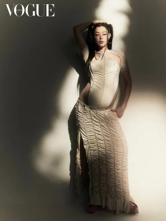 <p>Dress warna nude juga dikenakan oleh mantan Miss Korea 2007 ini.&nbsp;@voguekorea/Jungwook Mok</p>