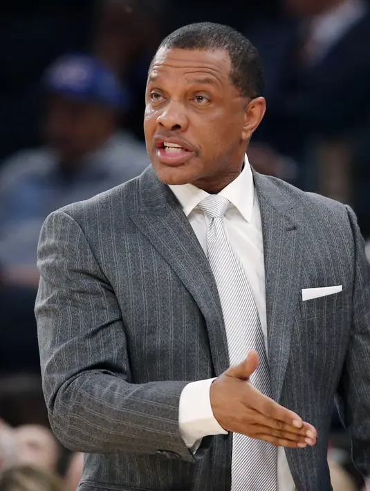Aksi pelatih New Orleans Pelicans, TAlvin Gentry memberikan instruksi kepada pemainnya saat melawan New York Knicks pada laga NBA basketball game di Madison Square Garden, New York (9/1/2017). Pelicans menang 110-96.  (AP/Kathy Willens)