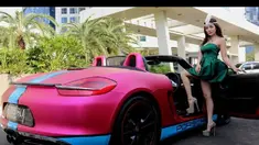 Bella Shofie dengan mobil mewahnya