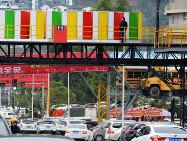 Pemandangan toilet umum yang terletak di jembatan pejalan kaki setinggi 6 meter (19,7 kaki) di Chongqing, Tiongkok (23/2). Pemerintah Tiongkok terus melakukan perbaikan untuk meningkatkan kelayakan toilet umum di negaranya. (AFP Photo/China Out)