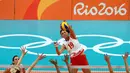 Atlet voli asal Serbia, Tijana Boskovic melakukan smash saat laga melawan Amerika Serikat di Olimpiade Rio 2016, Brasil pada 10 Agustus 2016. (REUTERS / Marcelo del Pozo)