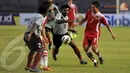 Pemain Papua Nugini Sengum Maximillion (nomor 16) berusaha merebut bola dari penguasaan pemain Laos Khonesavanh Sihavong (Liputan6.com/Helmi Fithriansyah)
