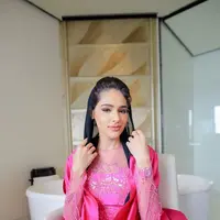 Wajahnya dipoles dengan makeup glam oleh MUA Oscar Daniel. Mengenakan eyeshadow hitam dan eyeliner wings. Bibir sang putri pun dipoles dengan lipstik pink.  Credit: Passion Prive