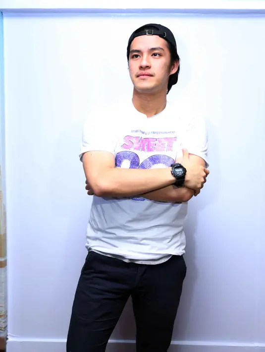 "Nasi putih udah enggak. Jadi sayur buah, lauk, tapi jarak makan 1 ke makan yang lainnya itu deketan jadi bener-bener gak diet seharian. Dan saya orangnya gak suka ngemil, jadi cukup gampang sih nurunin berat badan," terangnya. (Nurwahyunan/Bintang.com)