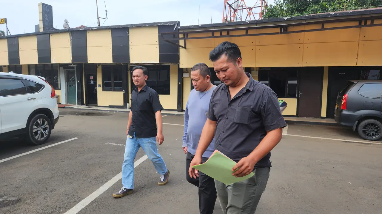 Oknum anggota DPRD Kota Depok tersangka dugaan asusila anak di bawah umur berinisial RK saat di bawa ke Polres Metro Depok.