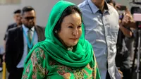 Rosmah Mansor, istri mantan Perdana Menteri (PM) Malaysia Najib Razak, mendatangi kantor Komisi Antikorupsi Malaysia (MACC) di Putrajaya, Rabu (26/9). Rosmah yang didampingi pengacaranya tidak memberikan pernyataan apapun kepada wartawan. (AFP)