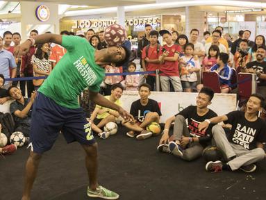 Seorang freestyler memainkan bola dengan kepala pada acara  Indonesian  Freestyle Football Championship 2015 di Mall Pluit Village, Jakarta, Sabtu (14/11/2015). (Bola.com/Vitalis Yogi Trisna)