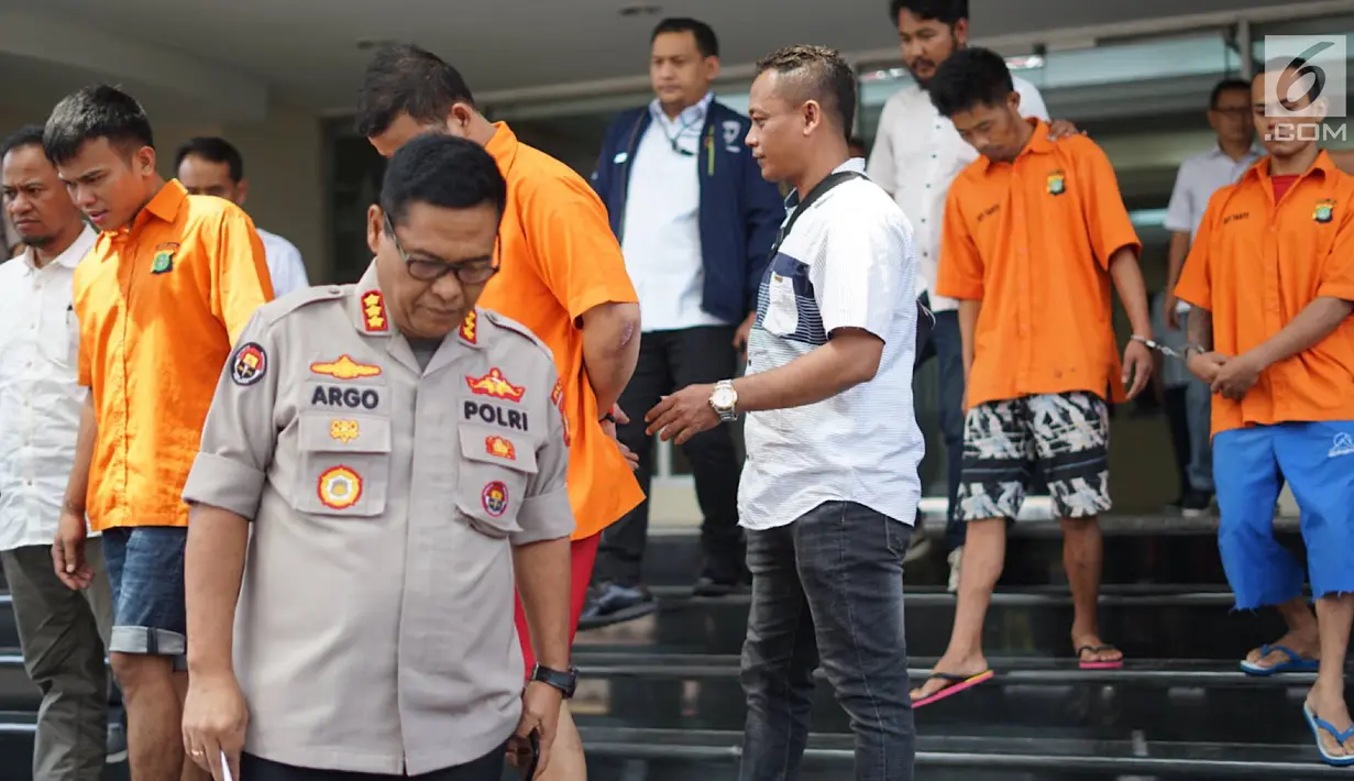 Tersangka kasus pencurian dengan pemberatan dihadirkan dalam rilis di Polda Metro Jaya, Jakarta, Selasa (23/7/2019). Polisi menyita tiga unit sepeda motor, dua pucuk airsoft gun, telepon genggam, dan alat-alat pembongkar kunci. (Liputan6.com/Immanuel Antonius)