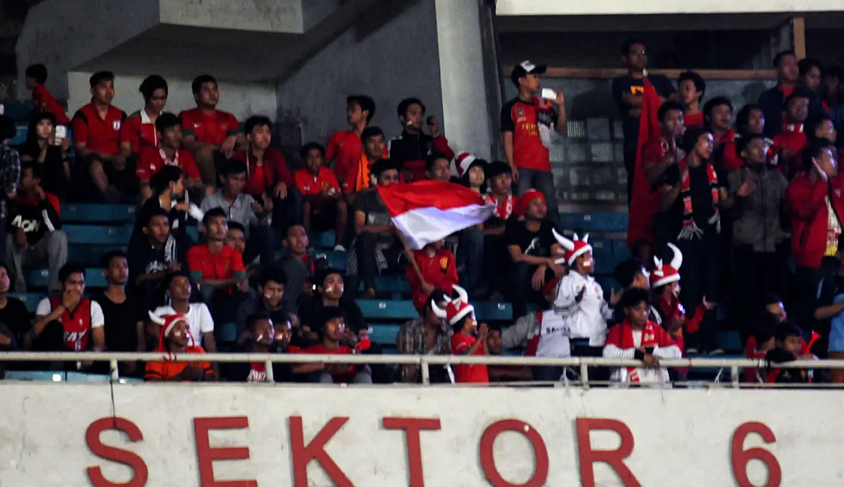 Para suporter terlihat terus mengibarkan Sang Merah Putih saat menyaksikan laga persahabatan Timnas Indonesia U-19 vs Myanmar U-19 di Stadion GBK Jakarta, (5/5/2014). (Liputan6.com/Helmi Fithriansyah)