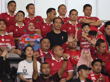 Presiden Jokowi (tengah) tampak melihat pertandingan antara Timnas Indonesia U-23 melawan Turkmenistan saat Kualifikasi Piala Asia U-23 2024 di Stadion Manahan, Solo, Selasa (12/09/2023). Ia terlihat duduk di antara istrinya, Iriana dan cucunya, Jan Ethes. (Bola.com/Arief Bagus)