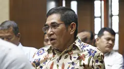 Mantan Hakim MK Hamdan Zoelva memberi keterangan pada sidang peninjauan kembali (PK) di Pengadilan Tipikor, Jakarta, Rabu (31/10). Sidang beragendakan mendengarkan keterangan saksi ahli yang dihadirkan pemohon. (Liputan6.com/Herman Zakharia)