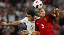 Duel antara bek Portugal, Pepe, dengan striker Polandia, Robert Lewandowski (kiri), pada laga perempat final Piala Eropa 2016 di Stade Velodrome, Marseille, Jumat (1/7/2016) dini hari WIB. (Reuters/Yves Herman)