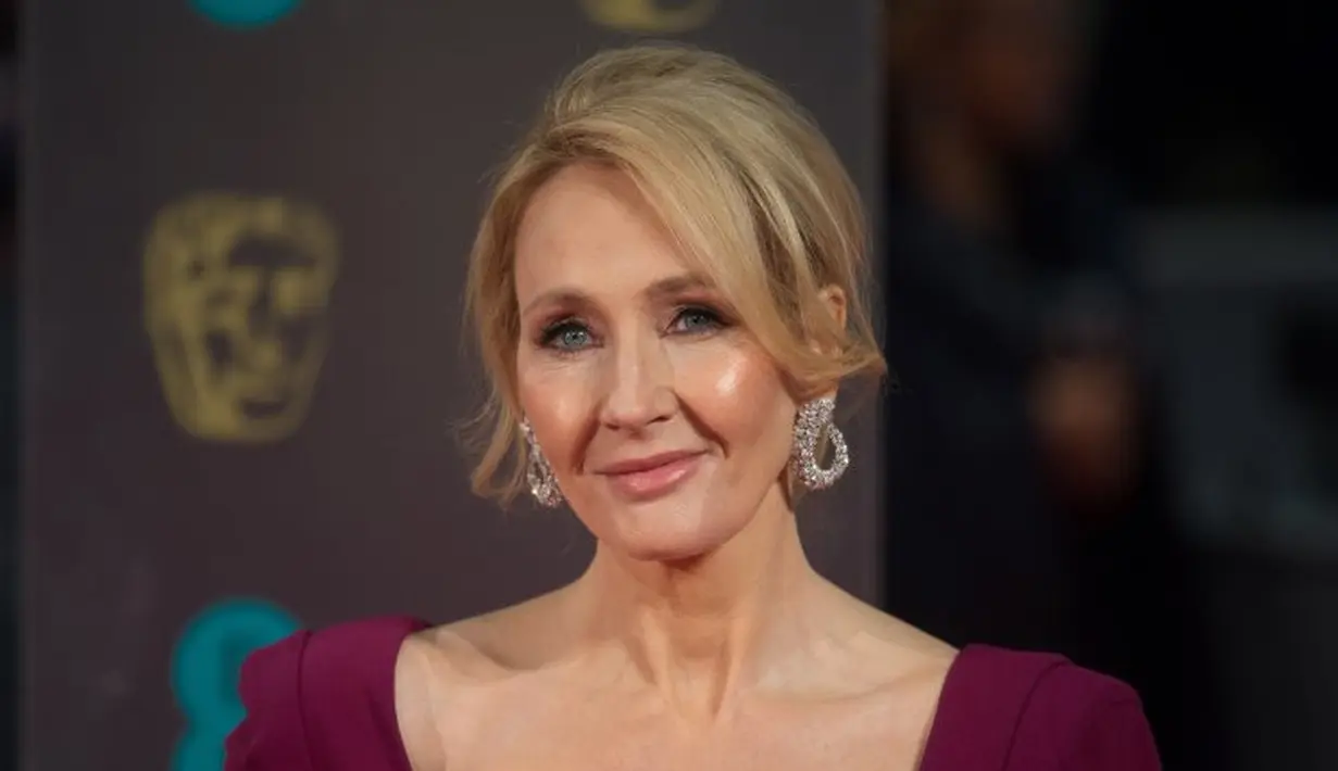 Sementara itu J.K Rowling pun belum memberikan tanggapan apapun mengenai hal aneh itu. (wireimage/metro)