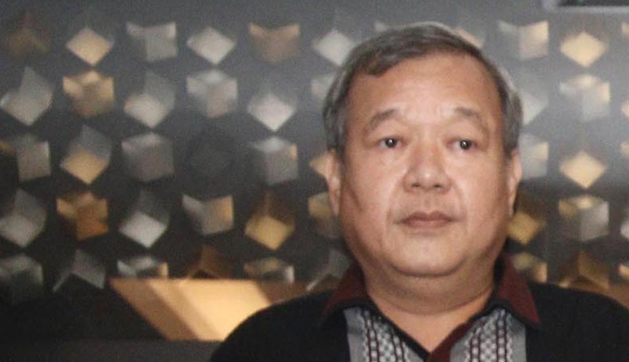 Anggota Komite Eksekutif (Exco), Johar Lin Eng, ditangkap Satgas Antimafia Bola di Bandara Halim Perdanakusuma, Kamis (27/12/2018). (Liputan6.com/Herman Zakharia)