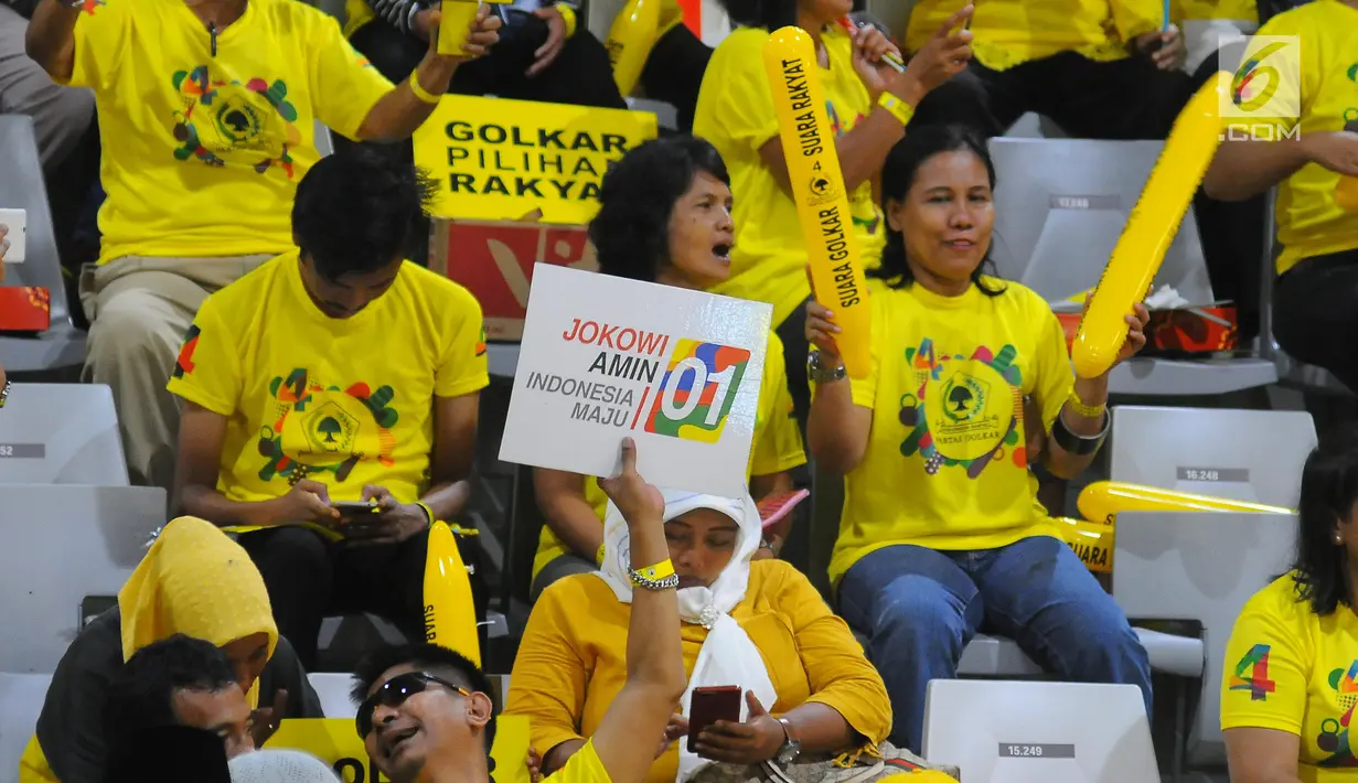 Kader dan simpatisan memeriahkan Kampanye Akbar Partai Golkar di Istora Senayan, Jakarta, Selasa (9/4). Kampanye akbar dihadiri ribuan kader dan simpatisan Golkar se-Jabodetabek dan Bandung. (Liputan6 com/Angga Yuniar)