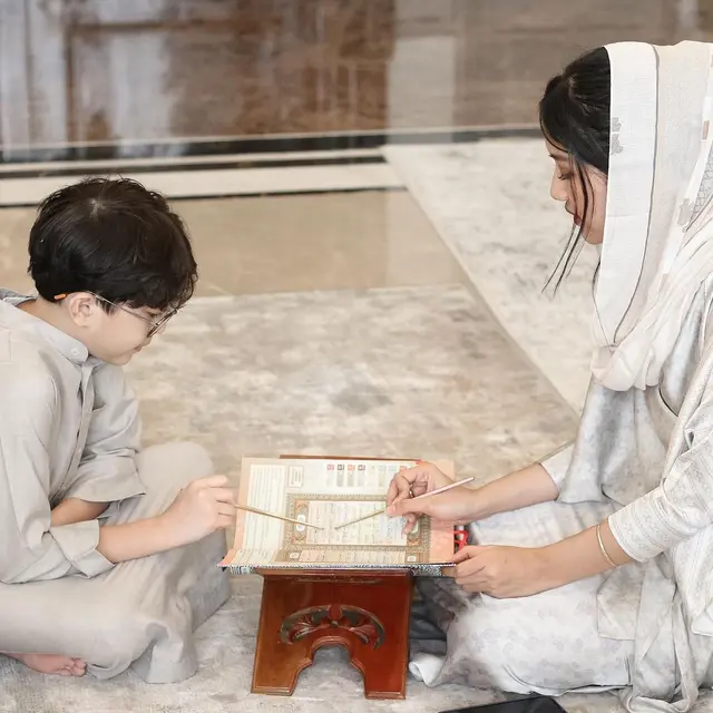 Gaya Erina Gudono yang Teduh Menawan Dibalut Kerudung saat Kajian Ramadan